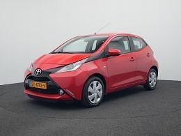 Rood Gebruikt 2018 Toyota Aygo X-play Hatchback | € 9.245 (Eerlijke prijs) - Afbeelding 1/3