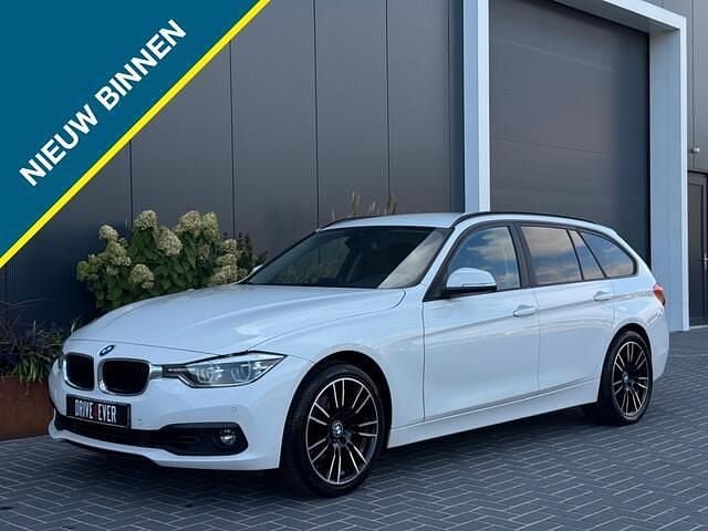 Wit Gebruikt 2018 BMW 318 Executive Sedan | € 13.995 (Goede deal) - Afbeelding 1/4