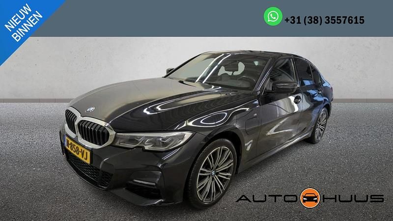 Zwart (metallic) Occasion 2022 BMW 320e Efficient Dynamics Sedan | € 25.850 (Eerlijke prijs) - Afbeelding 1/4