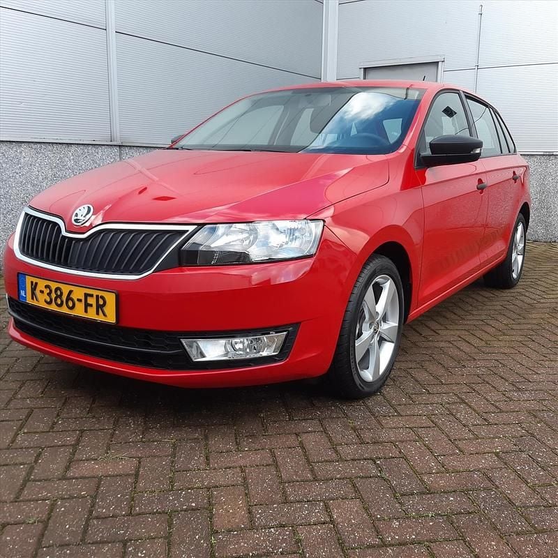 Rood Occasion 2015 Skoda Rapid Active Hatchback | € 11.750 (Iets duurder) - Afbeelding 1/4