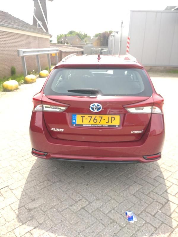 Occasion Toyota Auris Hybrid Active 99 PK (72 kW) 2018 Rood Stationwagen