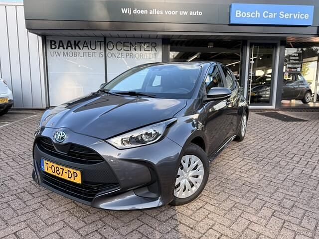 Grijs Gebruikt 2023 Toyota Yaris Active Hatchback | € 20.950 (Eerlijke prijs) - Afbeelding 1/4