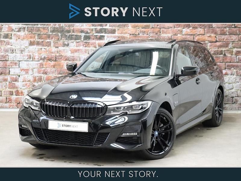 Zwart Occasion 2022 BMW 320e Executive Stationwagen | € 32.950 (Eerlijke prijs) - Afbeelding 1/4