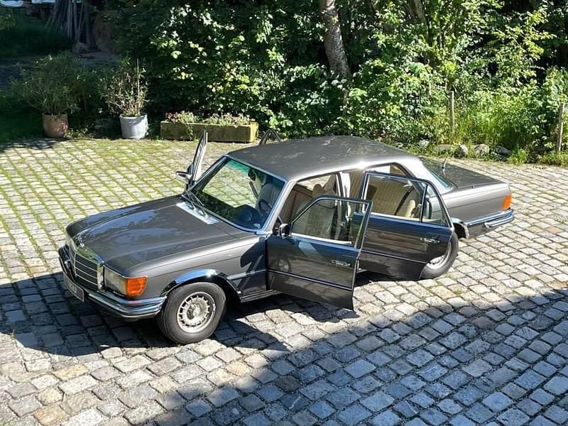 Grijs Gebruikt 1976 Mercedes 450 Sedan | € 49.500 - Afbeelding 1/4