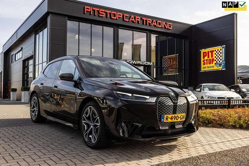 Zwart Gebruikt 2022 BMW iX Executive SUV | € 45.750 (Goede deal) - Afbeelding 1/3