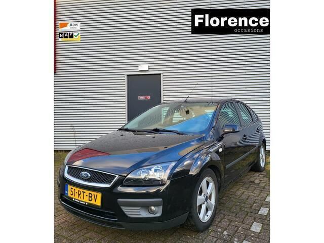 Zwart Gebruikt 2005 Ford Focus Futura Hatchback | € 2.345 (Eerlijke prijs) - Afbeelding 1/4