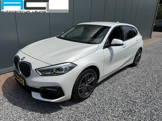 Wit, metallic lak Gebruikt 2021 BMW 118 Executive Hatchback | € 26.900 (Eerlijke prijs) - Afbeelding 1/4