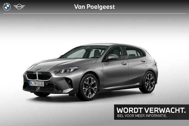 Grijs (metallic) Gebruikt 2025 BMW 120 Comfort Edition Hatchback | € 35.900 (Eerlijke prijs) - Afbeelding 1/2