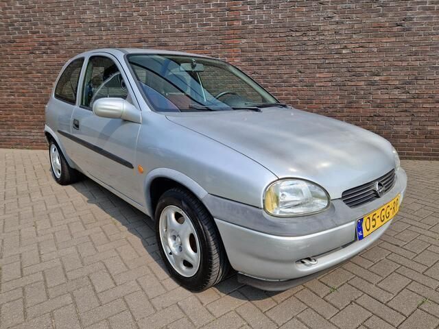 Grijs Gebruikt 2000 Opel Corsa Hatchback | € 1.695 (Eerlijke prijs) - Afbeelding 1/4