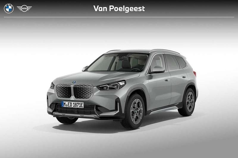 Spacesilber metallic (zilver metallic) Nieuw 2025 BMW iX1 SUV | € 46.343 - Afbeelding 1/4