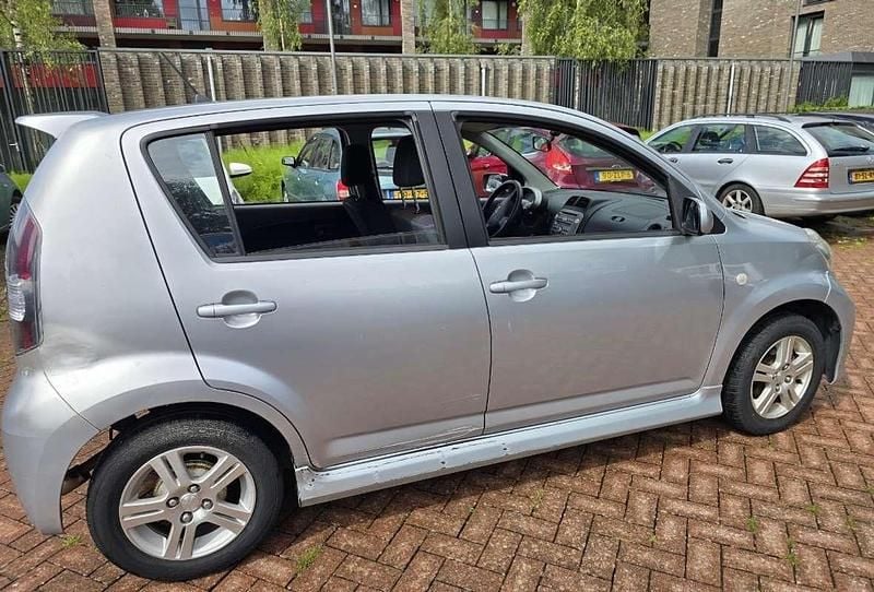 Occasion Daihatsu Sirion 91 PK (66 kW) 2008 Zilver Hatchback