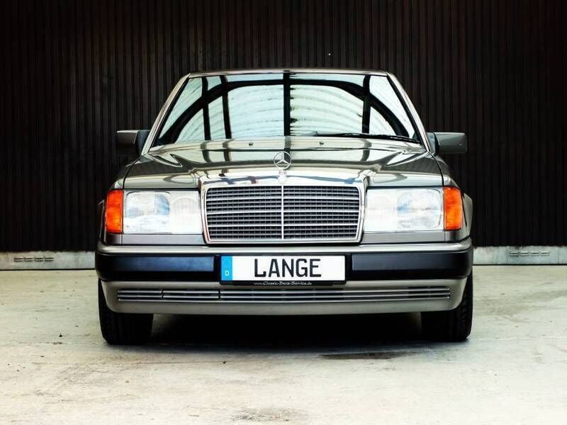 Grijs172 anthrazit grey metallic Gebruikt 1991 Mercedes E230 Sedan | € 23.980 - Afbeelding 1/4