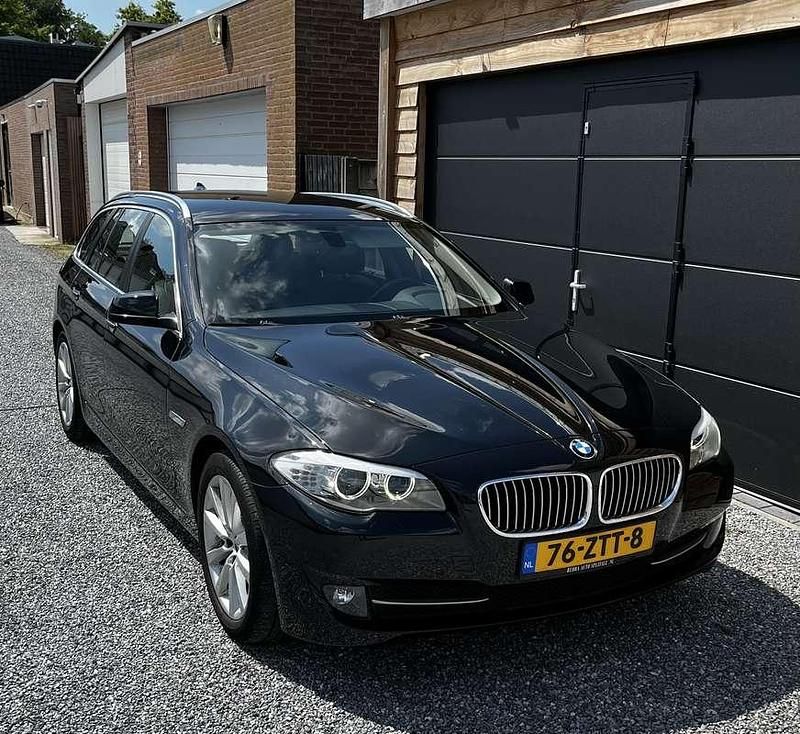 Zwart Gebruikt 2013 BMW 520 Executive Stationwagen | € 11.000 (Eerlijke prijs) - Afbeelding 1/4