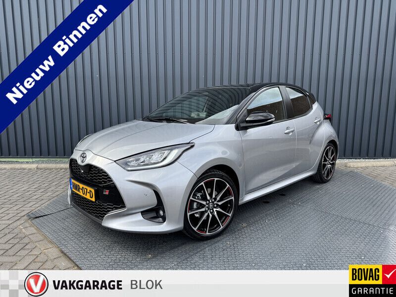 Grijs Gebruikt 2024 Toyota Yaris Hybrid Sport Hatchback | € 29.950 (Super prijs) - Afbeelding 1/4