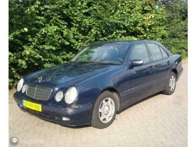 Blauw Gebruikt 2001 Mercedes E200 Avantgarde Sedan | € 1.950 - Afbeelding 1/4