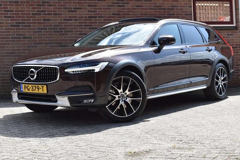 Bruin Gebruikt 2017 Volvo V90 CC Pro Stationwagen | € 19.949 (Iets duurder) - Afbeelding 1/4