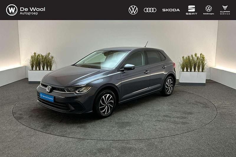 Grijs, metallic lak Gebruikt 2023 VW Polo Life Hatchback | € 18.795 (Eerlijke prijs) - Afbeelding 1/3