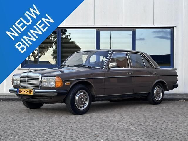 Bruin Gebruikt 1979 Mercedes 200 Sedan | € 6.950 - Afbeelding 1/4