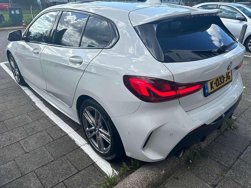Wit Gebruikt 2021 BMW 116 Executive Hatchback | € 26.000 (Duur) - Afbeelding 1/4