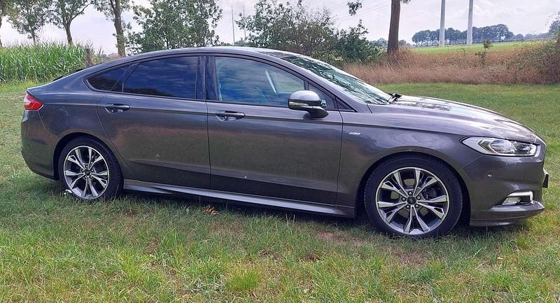 Grijs Gebruikt 2017 Ford Mondeo ST-Line Hatchback | € 14.000 (Eerlijke prijs) - Afbeelding 1/4