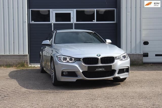 Grijs Gebruikt 2015 BMW 320 Executive Stationwagen | € 12.995 (Eerlijke prijs) - Afbeelding 1/4
