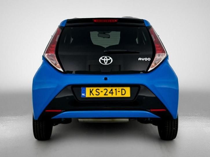 Occasion Toyota Aygo X-play 69 PK (50 kW) 2016 Blauw Hatchback