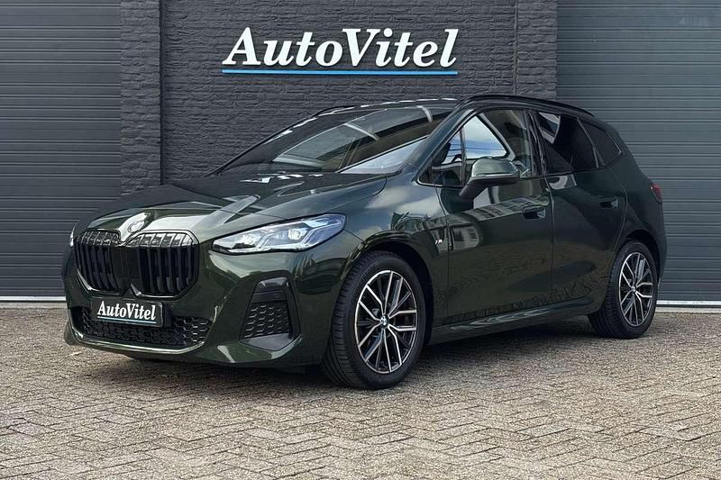 Groen Gebruikt 2023 BMW 218 Active Tourer M Sport MPV | € 31.945 (Eerlijke prijs) - Afbeelding 1/3