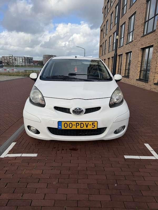Wit Gebruikt 2011 Toyota Aygo Hatchback | € 3.250 (Eerlijke prijs) - Afbeelding 1/4