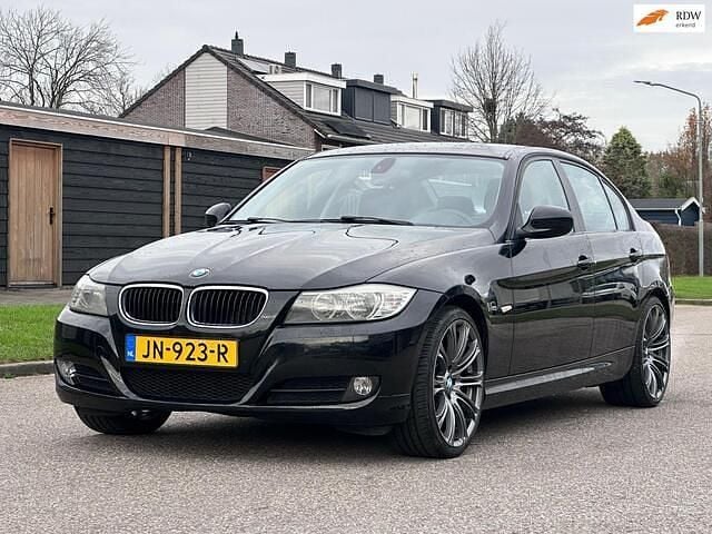Zwart Gebruikt 2009 BMW 318 Comfort Edition Sedan | € 6.950 (Eerlijke prijs) - Afbeelding 1/4