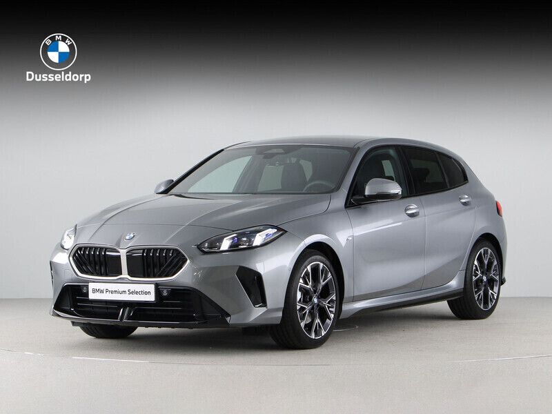Grijs, metallic lak Gebruikt 2025 BMW 120 M Sport Hatchback | € 41.900 (Super prijs) - Afbeelding 1/4