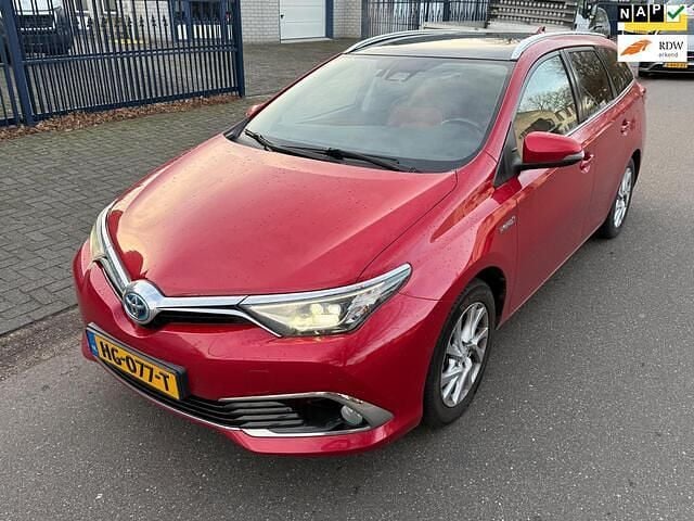 Rood (metallic) Gebruikt 2015 Toyota Auris Touring Sports Stationwagen | € 7.750 (Eerlijke prijs) - Afbeelding 1/4