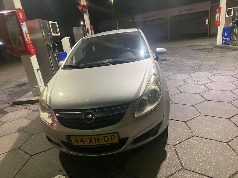 Zilver Gebruikt 2007 Opel Corsa Enjoy Hatchback | € 1.500 (Eerlijke prijs) - Afbeelding 1/2