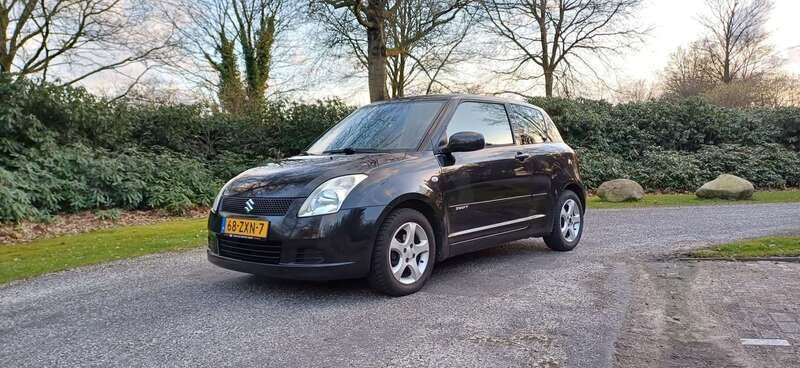 Zwart Gebruikt 2005 Suzuki Swift Hatchback | € 1.500 (Eerlijke prijs) - Afbeelding 1/4