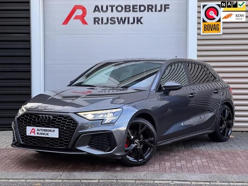 Grijs Gebruikt 2023 Audi A3 Sportback e-tron S-Line Sedan | € 32.950 (Eerlijke prijs) - Afbeelding 1/4