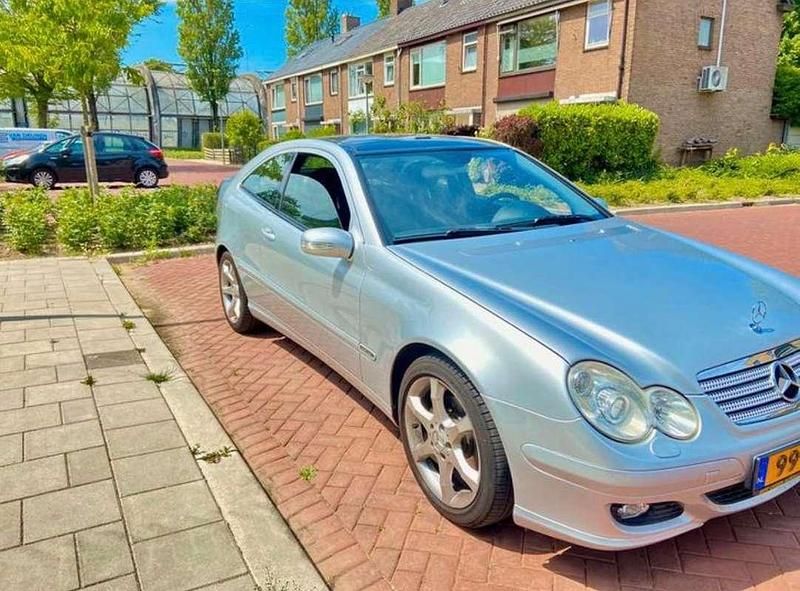 Zilver Occasion 2006 Mercedes C160 Coupé | € 3.750 - Afbeelding 1/4