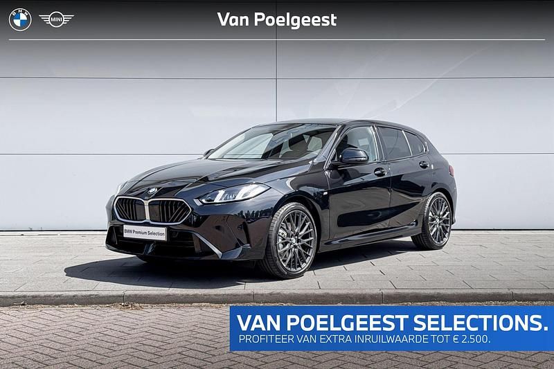 Zwart, metallic lak Gebruikt 2025 BMW 120 M Sport Hatchback | € 36.900 (Eerlijke prijs) - Afbeelding 1/4