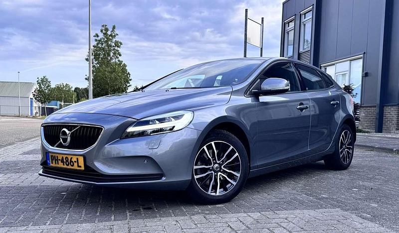 Grijs Gebruikt 2017 Volvo V40 Stationwagen | € 11.999 (Goede deal) - Afbeelding 1/4