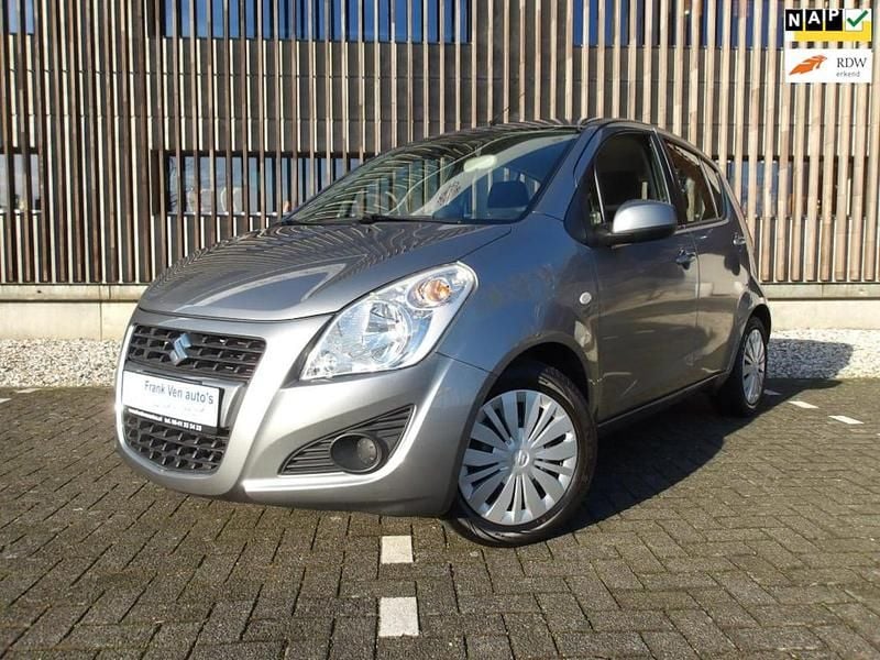 Grijs (metallic) Occasion 2013 Suzuki Splash Hatchback | € 5.240 (Iets duurder) - Afbeelding 1/4