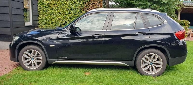 Zwart Gebruikt 2012 BMW X1 SUV | € 7.250 (Super prijs) - Afbeelding 1/4