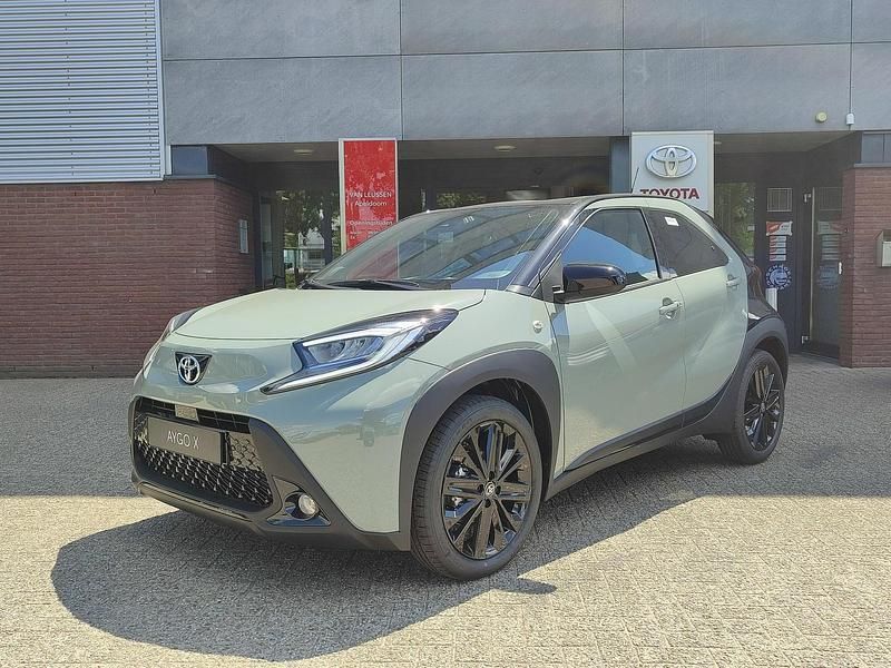 Zwart Nieuw 2025 Toyota Aygo Premium Hatchback | € 28.595 (Duur) - Afbeelding 1/4