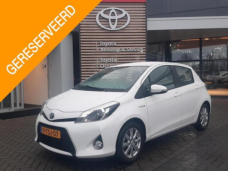 Wit Occasion 2014 Toyota Yaris Hybrid Hatchback | € 12.900 (Goede deal) - Afbeelding 1/4