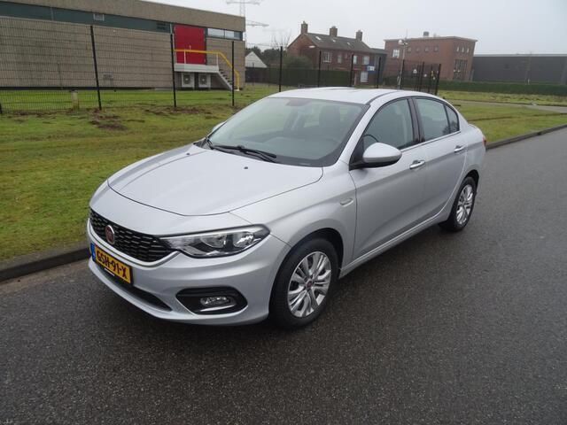 Grijs Gebruikt 2016 Fiat Tipo Sedan | € 6.795 (Eerlijke prijs) - Afbeelding 1/4