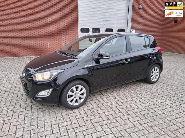 Zwart (metallic) Gebruikt 2013 Hyundai i20 Hatchback | € 7.950 (Duur) - Afbeelding 1/4