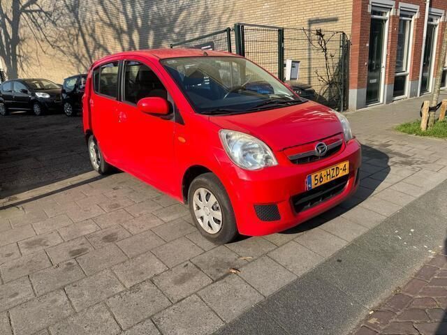 Rood Gebruikt 2009 Daihatsu Cuore Hatchback | € 1.599 (Eerlijke prijs) - Afbeelding 1/4