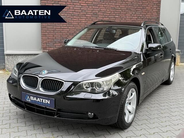 Zwart, metallic lak Gebruikt 2006 BMW 523 Executive Stationwagen | € 11.950 (Duur) - Afbeelding 1/4