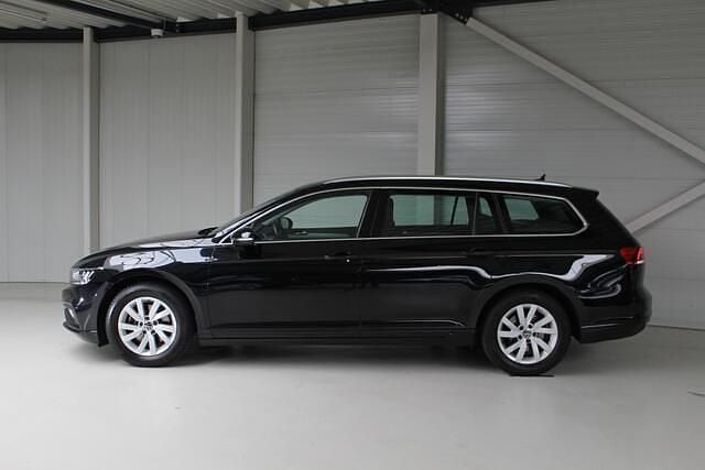 Zwart Gebruikt 2022 VW Passat Business Stationwagen | € 23.950 (Goede deal) - Afbeelding 1/3