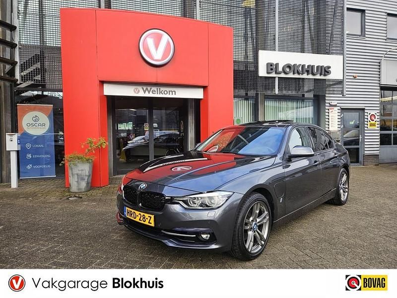Grijs Gebruikt 2017 BMW 330e iPerformance Sedan | € 23.690 (Eerlijke prijs) - Afbeelding 1/4