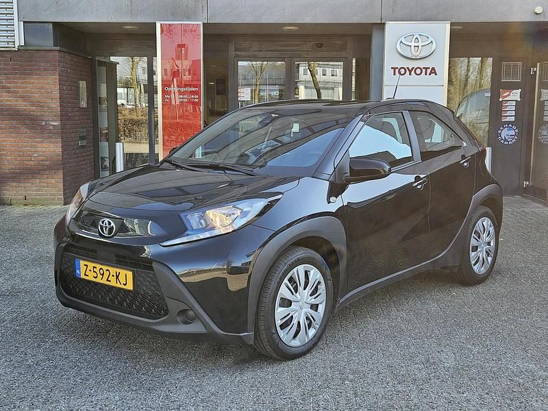 Zwart Gebruikt 2024 Toyota Aygo X X-play SUV | € 17.939 - Afbeelding 1/4