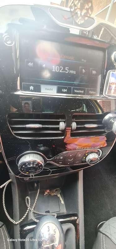 Geel Gebruikt 2013 Renault Clio IV Dynamique Sedan | € 5.500 (Iets duurder) - Afbeelding 1/4