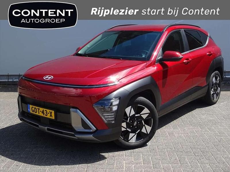 Rood metallic Gebruikt 2024 Hyundai Kona Comfort SUV | € 29.920 (Eerlijke prijs) - Afbeelding 1/4